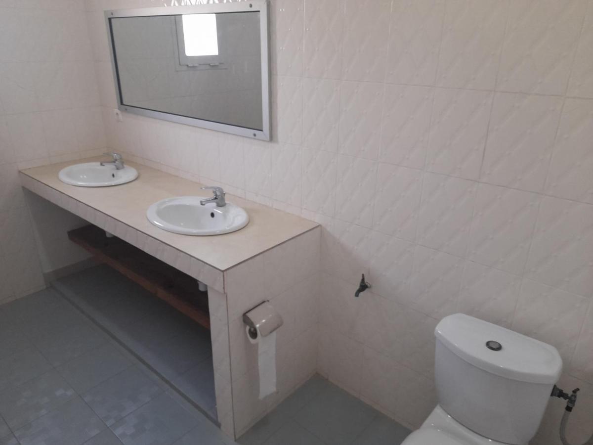 Appartement Familial Spacieux Avec Climatisation Ziguinchor Ngoại thất bức ảnh